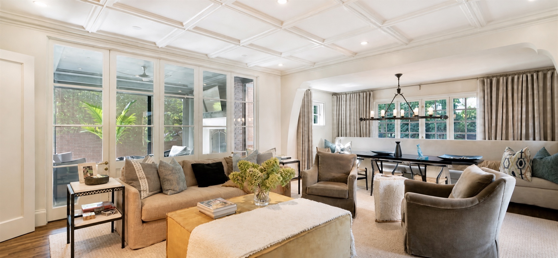 Living and breakfast rooms connected through an arched opening